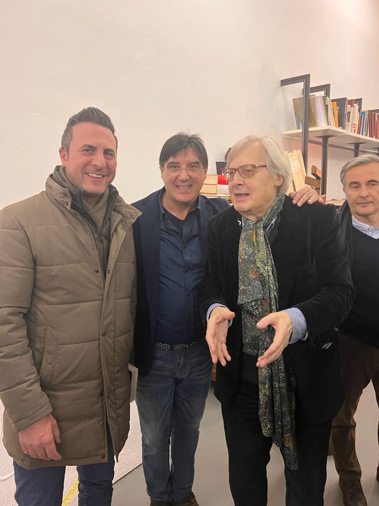 Foto col critico d'arte Vittorio Sgarbi ed il professore Giorgio Gregorio Grasso in compagnia di Luigi Basile all'evento dell' 8 febbraio 2023