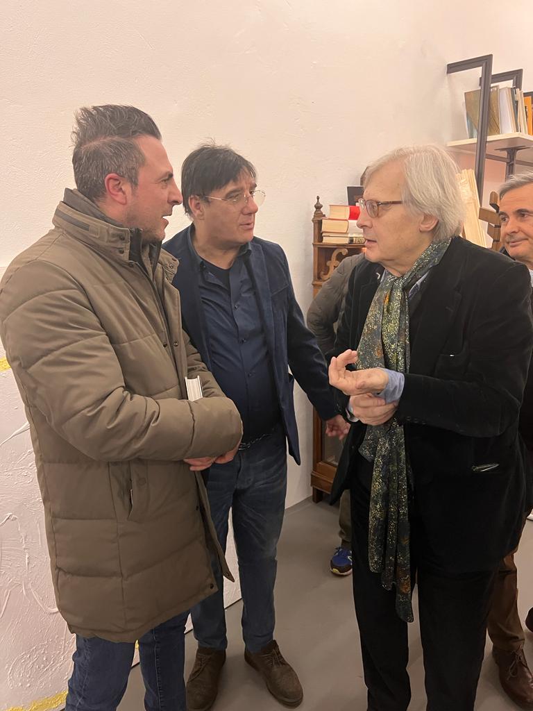 Foto col critico d'arte Vittorio Sgarbi ed il professore Giorgio Gregorio Grasso in compagnia di Luigi Basile all'evento dell' 8 febbraio 2023