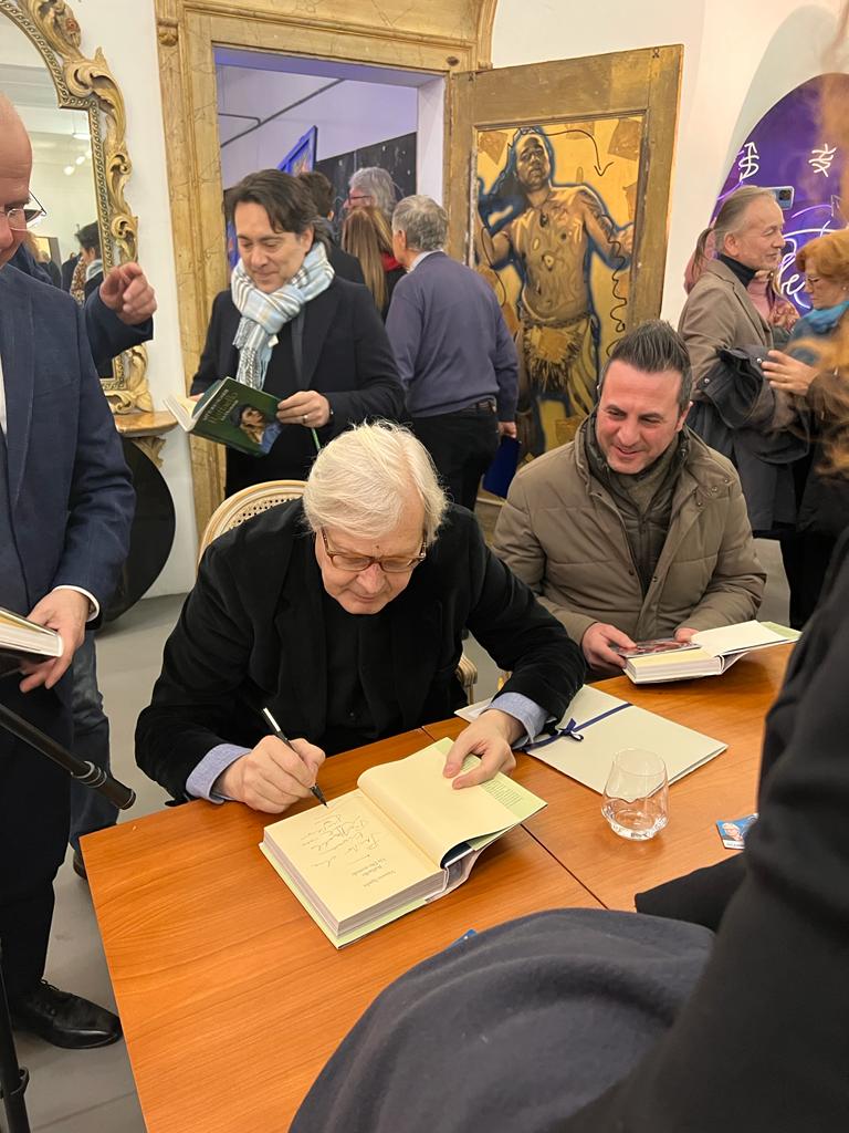 Foto col critico d'arte Vittorio Sgarbi in compagnia di Luigi Basile all'evento dell' 8 febbraio 2023