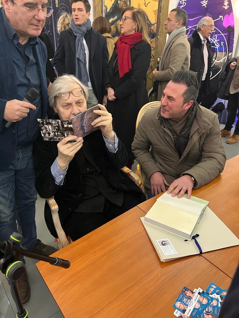 Foto col critico d'arte Vittorio Sgarbi in compagnia di Luigi Basile all'evento dell' 8 febbraio 2023